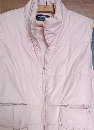 Жилетка рожева з гарним принтом на карманах,низ на кулісках