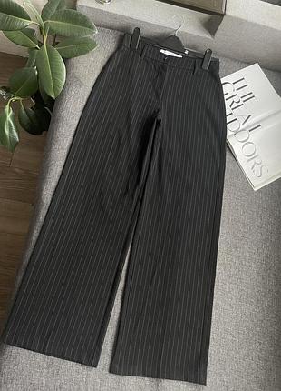 Актуальні чорні в смужку широкі брюки