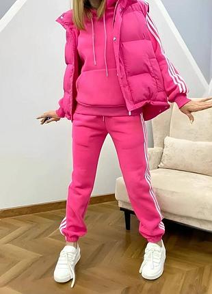 Яскравий костюм трійка