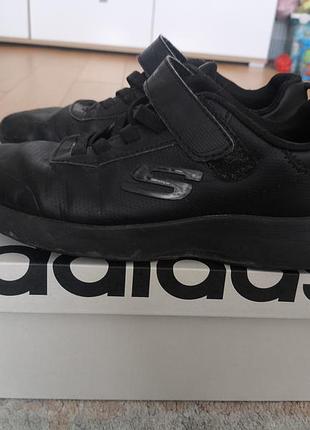 Спортивные кроссовки