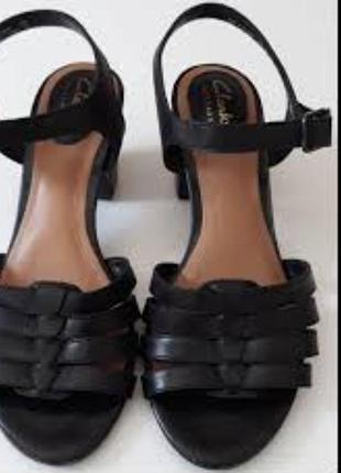 Комфортные  базовые кожаные босоножки черного цвета на каблуке clarks, 6/ 39,5 размер.