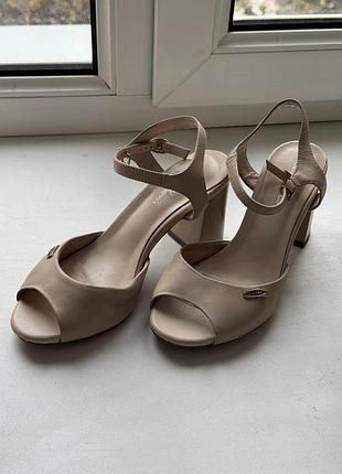 Жіночі шкіряні босоніжки. 36 розмір