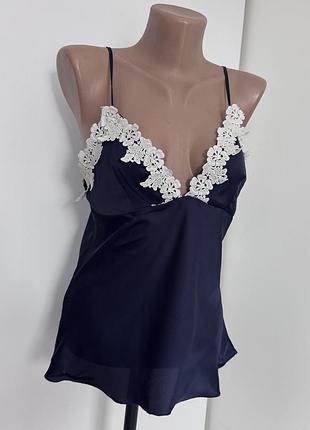 Синя блуза майка топ атласна з білим обʼємним мереживом у формі квітів майка блуза блузка s m