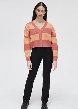 Вʼязаний кардиган у смужку.