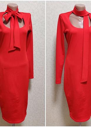 Красное платье с лентами вокруг шеи