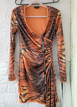 Интересное необычное платье в пайетки лео принт