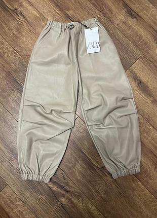 Штани zara з еко-шкіри 122 см