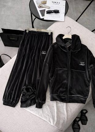 Повсякденний жіночий велюровий спортивний костюм зіп худі на блискавці з капюшоном та нашивкою у вигляді напису і штани джогери на резинках