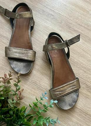 Босоніжки сандалі next