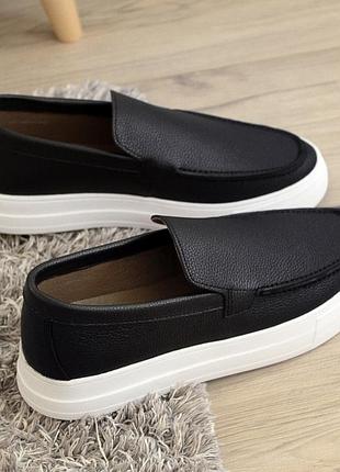 Шкіряні чоловічі кеди чорного кольору на білий підошві