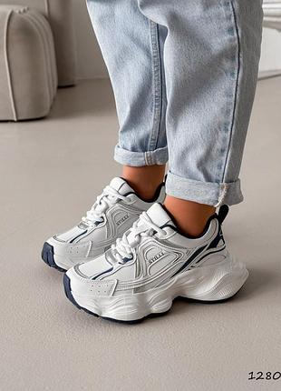 Кросівки жіночі білі / білі кросівки з білими та синіми вставками / білі кросівки на масивній підошві / білі кросівки на платформі