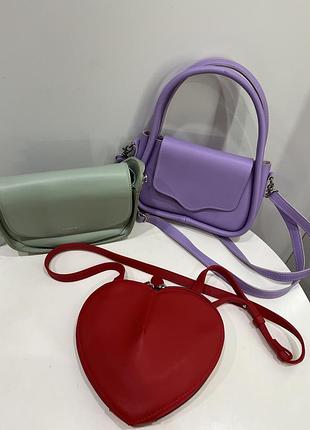 Сумки різних кольорів та форм