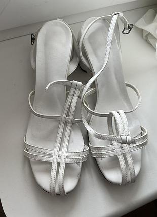 Босоніжки на низькому, зручному каблучку