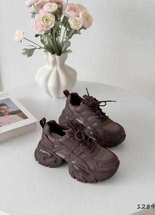 Кросівки жіночі