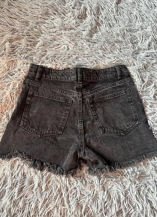 Чорні джинсові шорти з необробленим краєм