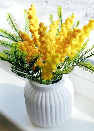 Букет мімози з мила у гіпсовій вазі.