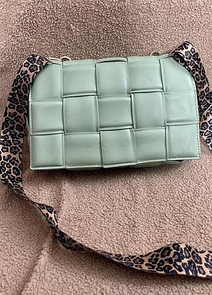 Жіноча сумка в стилі bottega veneta