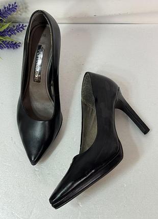 Классические туфли на шпильках tamaris 38р