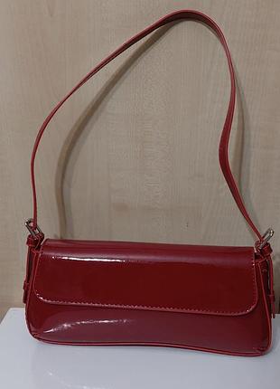 Бордовая лаковая сумочка с регулируемым ремешком