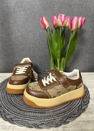 Кросівки для дівчат