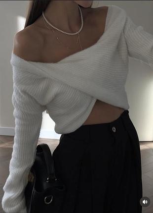 Білий пухнастий светр з переплетом на шиї, розмір м
