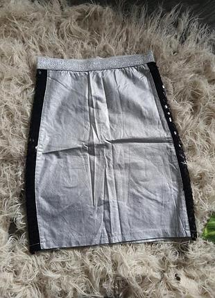 Срібляста спідниця шкірозамінник із паєтками з боків