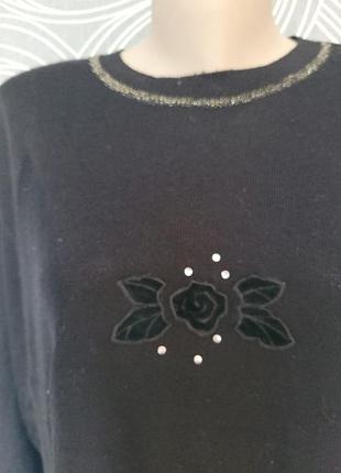 Класний модний м'який джемпер із вишивкою