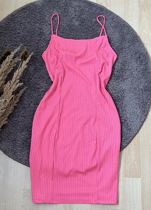 Облягаюче плаття в рубчик