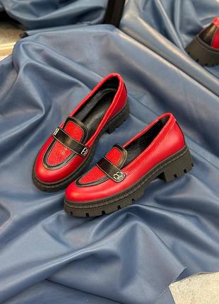 Комбіновані червоною анакондою лофери на платформі