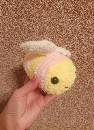 Вʼязана бджілка