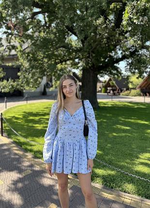 Сукня комбінезон блакитного кольору з квітковим принтом; розмір s