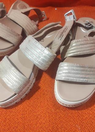 Женские кожаные босоножки Tamaris
