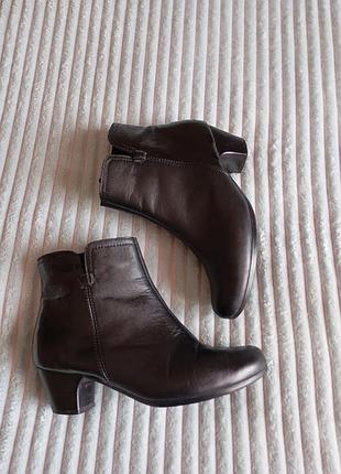 Ботинки женские кожаные с вставкой лака на заднике с маленьким и удобным кольцом на замочке