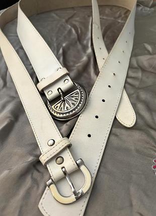 Вінтажні ремені з білої шкіри з цікавими пряжками
