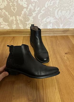 Чорні шкіряні черевики челсі з акцентною пʼяткою