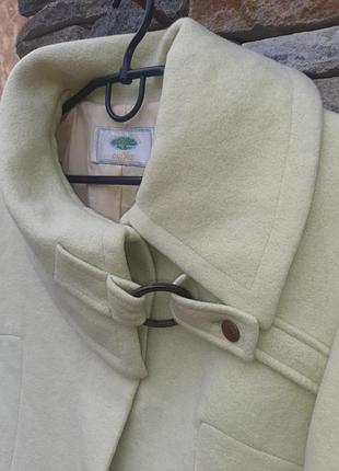 Модерний шерстяний піджак,бомпер  фісташковоно кольору. швейцарія .