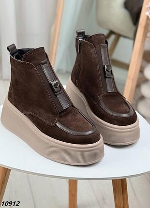 Натуральные замшевые зимние ботинки цвета шоколад на высокой бежевой подошве