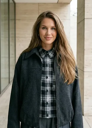 Оверсайз куртка бомбер с шерстью на молнии с карманами