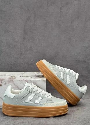 Жіночі кросівки