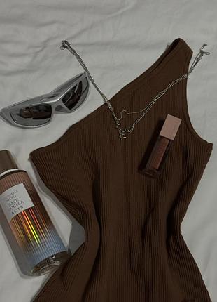 Дихаюча тканина. легкий в носінні літом боді на одне плече корчневого коляру розмір м. стильно виглядає на тілі