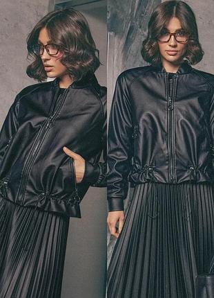 Черная кожаная куртка на молнии с карманами и затяжками внизу 3 цвета