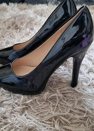 Лаковані туфлі на каблуку