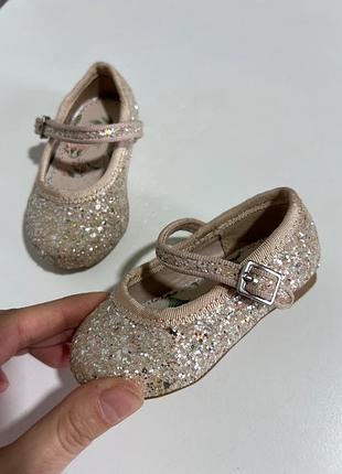 Блискучі красиві туфельки