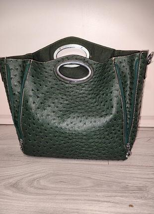 Сумка темно-зеленого цвета с имитацией текстуры страусиной кожи.