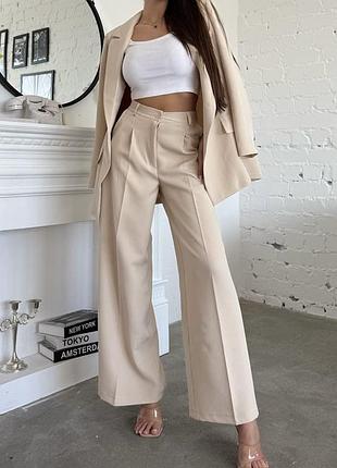 Жіночий брючний костюм