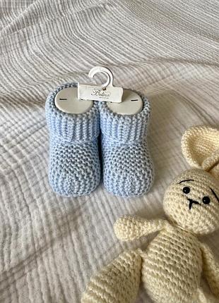 Вязані пінетки для новонародженого малюка