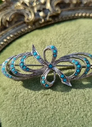 Вінтажна срібна брошка вишуканої форми.