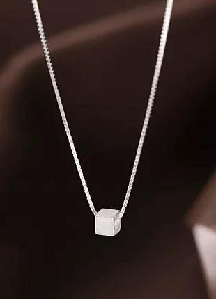 Мінімалістичний ланцюжок з кубиком