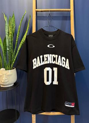 Стильная футболка balenciaga