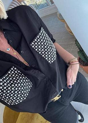 Турецька бавовняна подовжена оверсайз сорочка з декором на кишенях під бренд